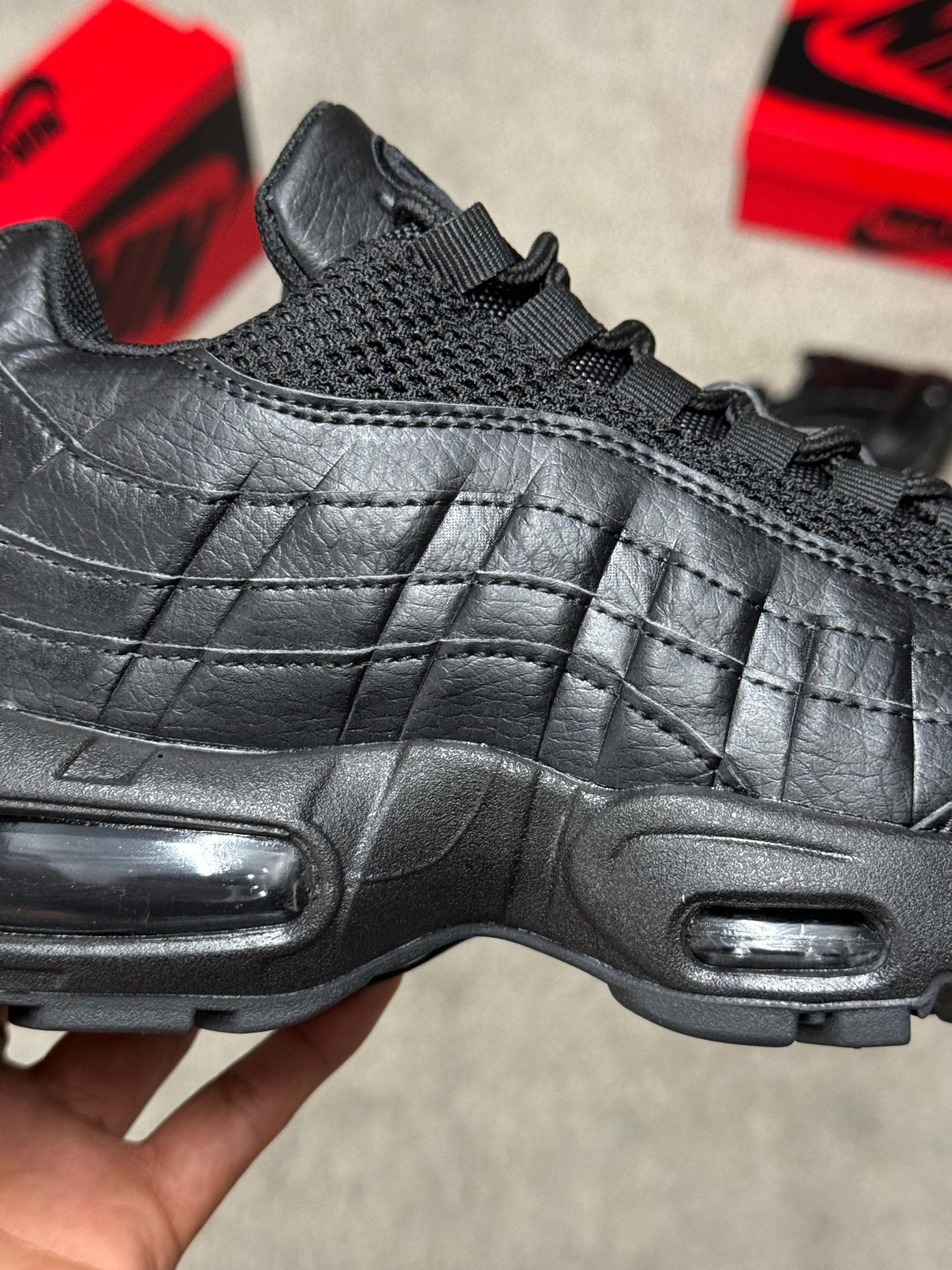 NIKE AIR MAX 95 NEGRAS (MAXIMA CALIDAD)