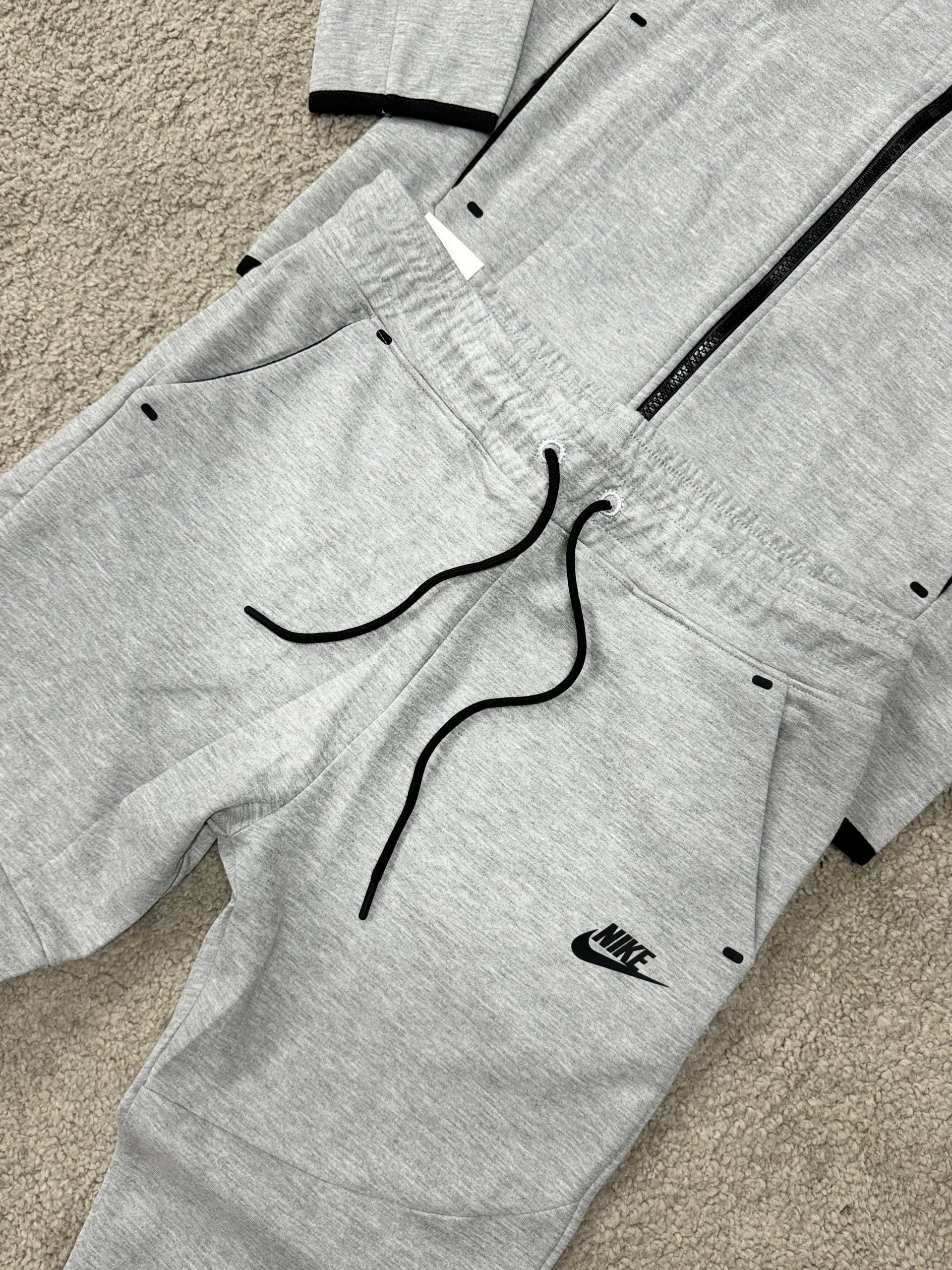 Chandal Nike Tech Fleece Gris